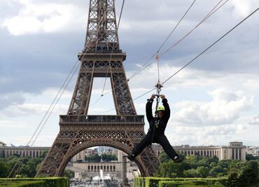 Hombre se filtra a la torre Eiffel y salta en paracaídas; es detenido