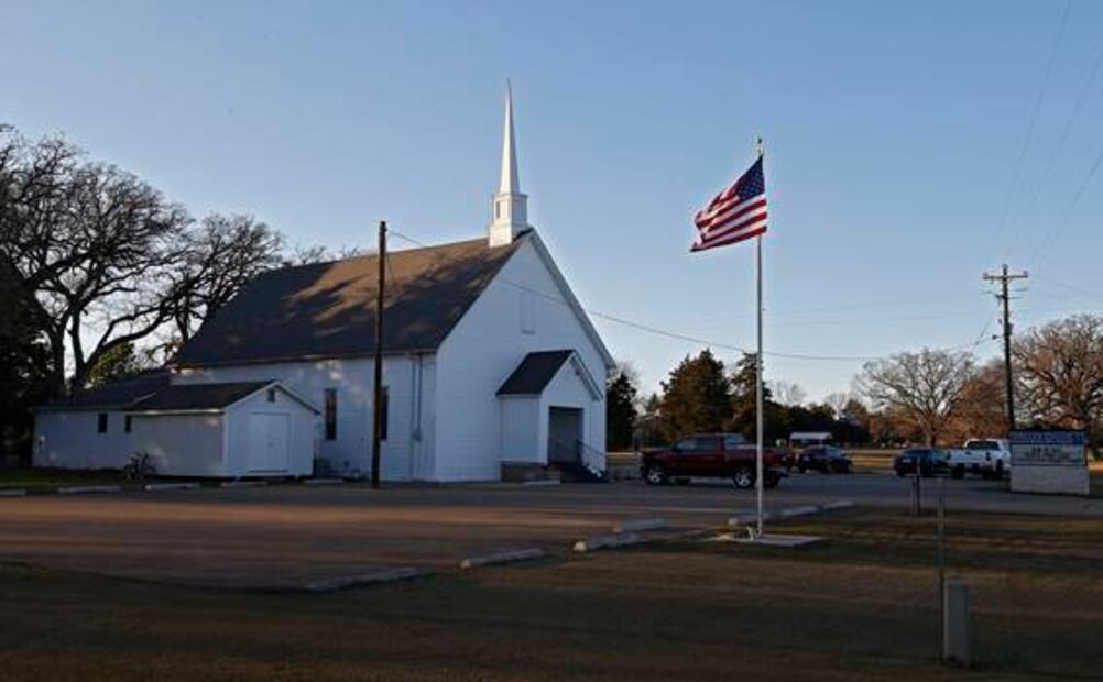 Tras tiroteo en iglesia de Texas, feligreses acuden armados a misa