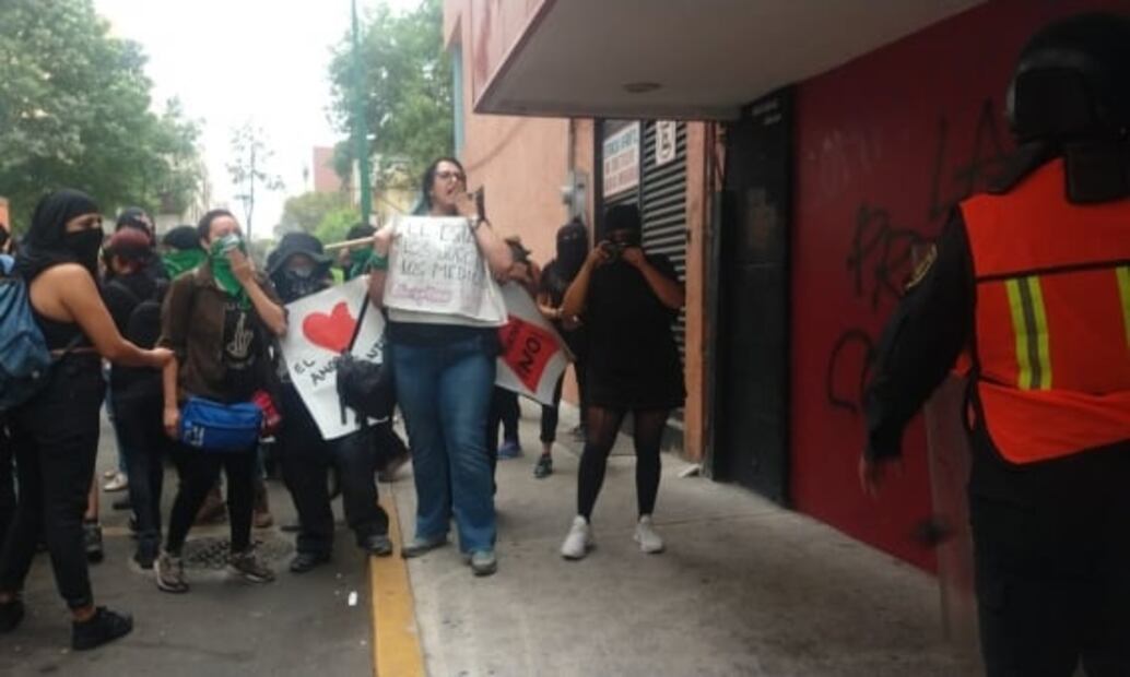 Feministas pasan lista de víctimas en marcha contra feminicidio de Ingrid Escamilla