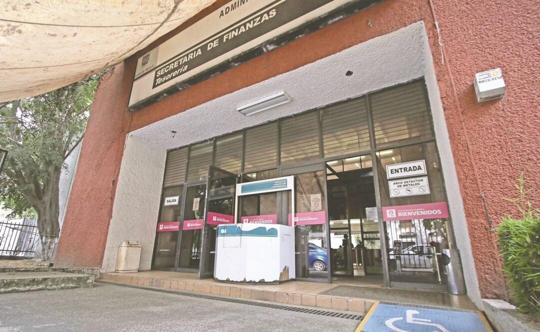 Las oficinas en Centro Médico registraron poca afluencia de capitalinos, no obstante que los que se presentaron fueron notificados del problema en la red para realizar pagos de impuestos y otros servicios. Foto: CARLOS MEJÍA. EL UNIVERSAL