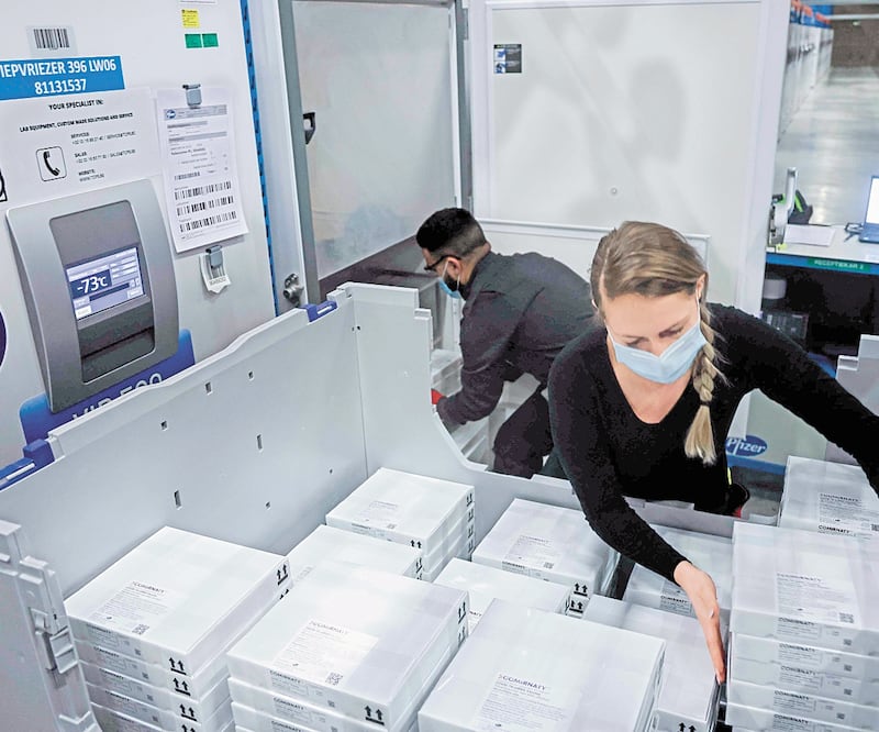 Trabajadores mueven paquetes de vacunas contra el Covid-19 que se producen en Bélgica. A las importaciones de estos productos se les aplicaba en México un arancel de 5% por kilogramo. Foto: KENZO TRIBOUILLARD. AFP