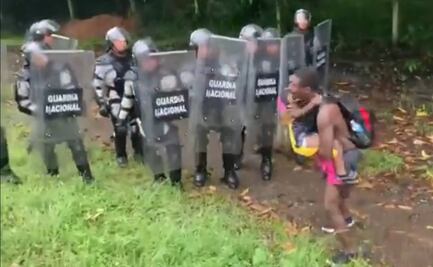 Video. Elementos de la GN derriban a migrante con niño en brazos en su paso por Chiapas