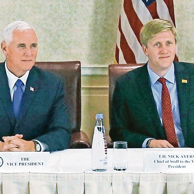 El vicepresidente de Estados Unidos, Mile Pence (izq.) y Nick Ayers (der.), su jefe de staff, quien era señalado para sustituir a John Kelly en la Casa Blanca. ZURAB KURTSIKIDZE. AP