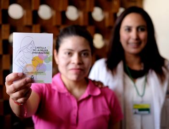 Distribuye IMSS cartilla de la mujer embarazada