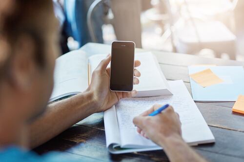 Guanajuato Congress Approves Law to Regulate Cell Phone Use in Schools