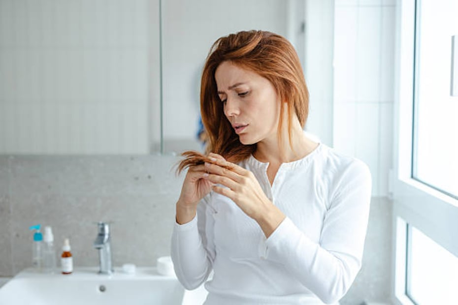 Un cabello con exceso de frizz y puntas abiertas es señal de que está maltrato. Foto: Unsplash