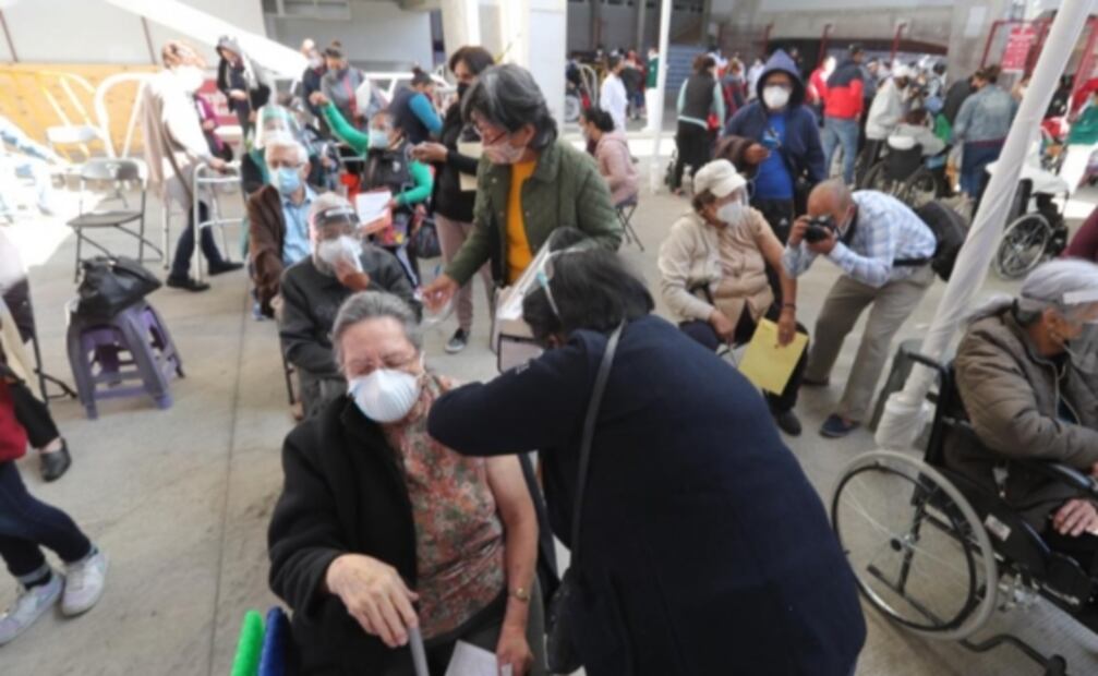 Con largas filas y abuelitos madrugando, así inició la vacunación contra Covid-19 en Toluca