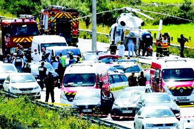 Francia investiga terrorismo en embestida a militares