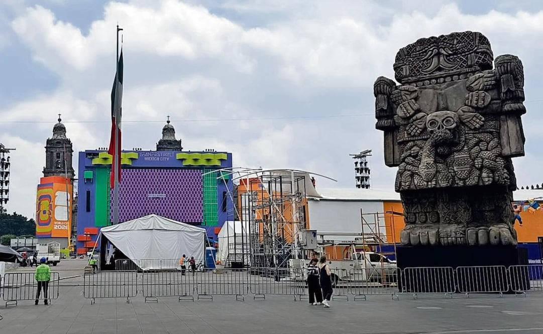 Un escenario lleno de colorido, figuras prehispánicas, piñatas de luchadores y balones enmarcan el Zócalo, que recibirá a cientos de visitantes. Foto: ARTURO ORDAZ/EL UNIVERSAL