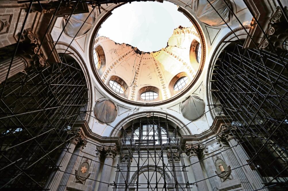 La cúpula de la iglesia de Nuestra Señora de Los Ángeles, unas 200 toneladas, se desplomó tras el sismo del 19 de septiembre; expertos elaboran un plan de acción para rehacer el recinto en la Guerrero (IMÁGENES VALENTE ROSAS. EL UNIVERSAL)