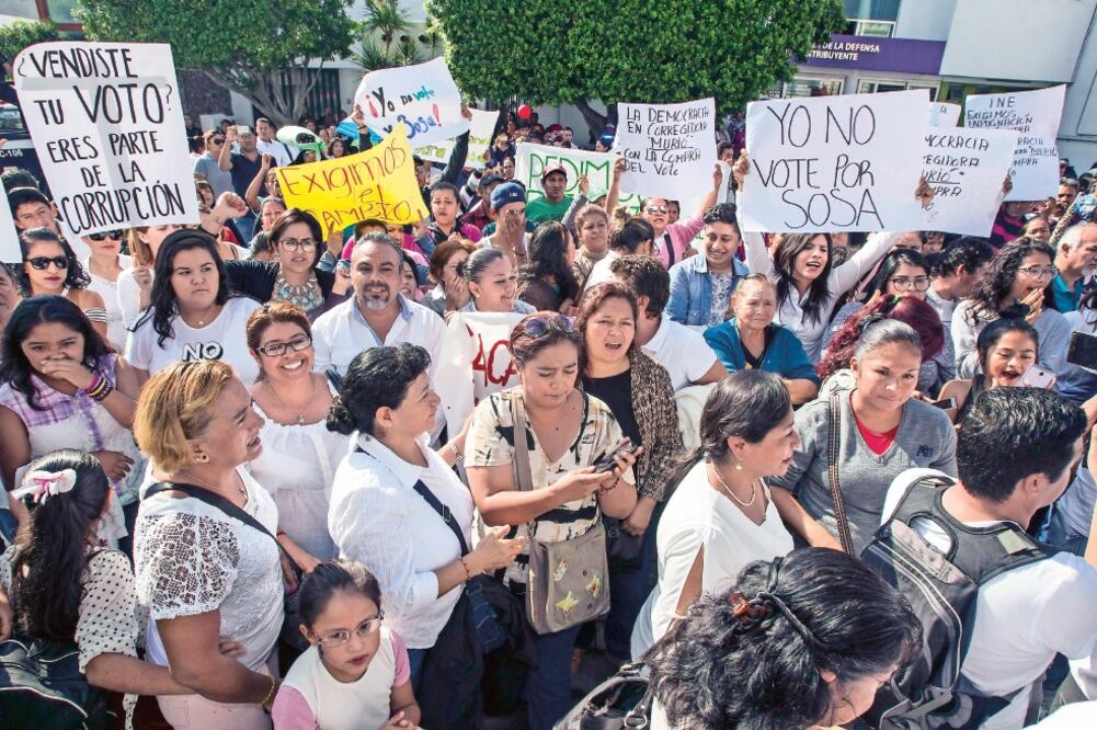 Priístas en Corregidora, Querétaro, exigen el conteo voto por voto; acusan fraude en favor del PAN, PRD y MC (DEMIÁN CHÁVEZ. EL UNIVERSAL)