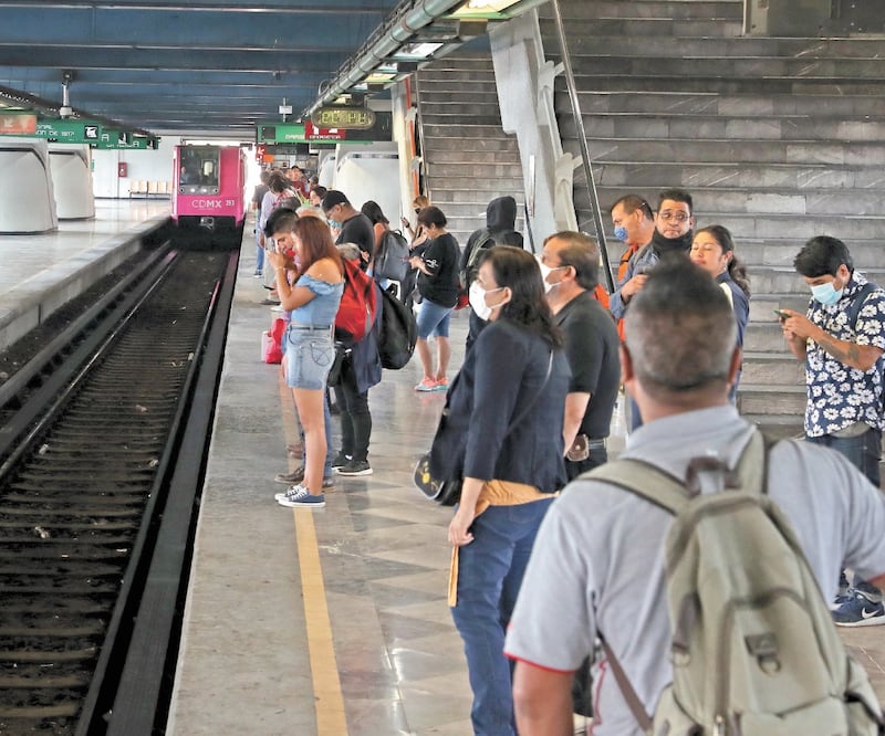 Se vio un ligero incremento de las personas que usan métodos preventivos mientras viajan en el transporte público. Foto: ADRIANA HERNÁNDEZ. EL UNIVERSAL