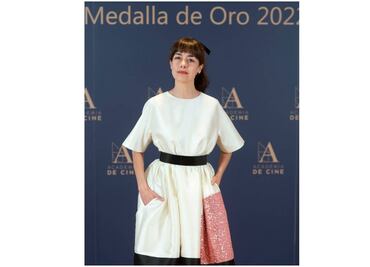 Reconocen con medalla a Cecilia Suárez por su trabajo en Europa