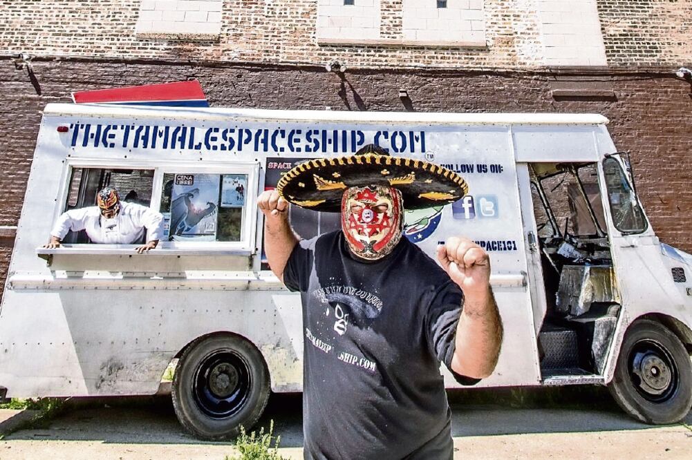 En 2010, Manny abrió The Tamale Spaceship que ofrece a sus clientes tamales de cochinita pibil, pollo con mole, rajas con queso y pato con mole (CORTESÍA: MANNY HERNÁNDEZ)