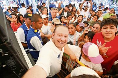Taboada ofrece a los jóvenes apoyo en transporte