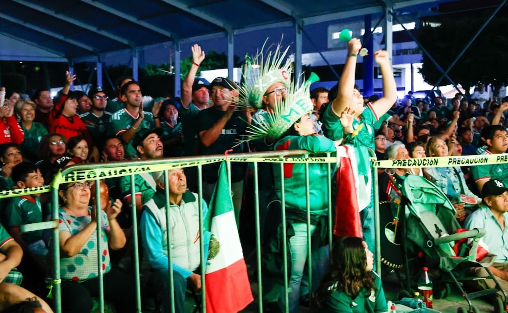 Celebración nocturna en Nezahualcóyotl luego del triunfo de la Selección Mexicana. Foto: Emilio Fernández