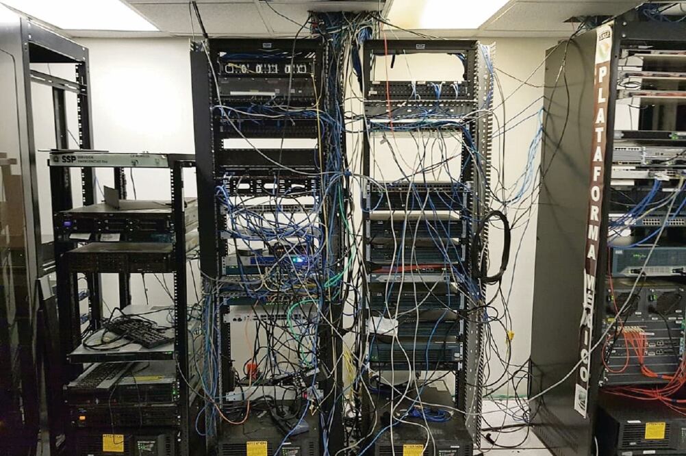 Montones de cables se observan tras lo que supuestamente fue el sistema de comunicación que implementó el ex comisionado Alberto Capella. (ESPECIAL)