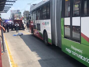 Mexibus arrolla a hombre y muere; familiares intentan linchar al chofer 