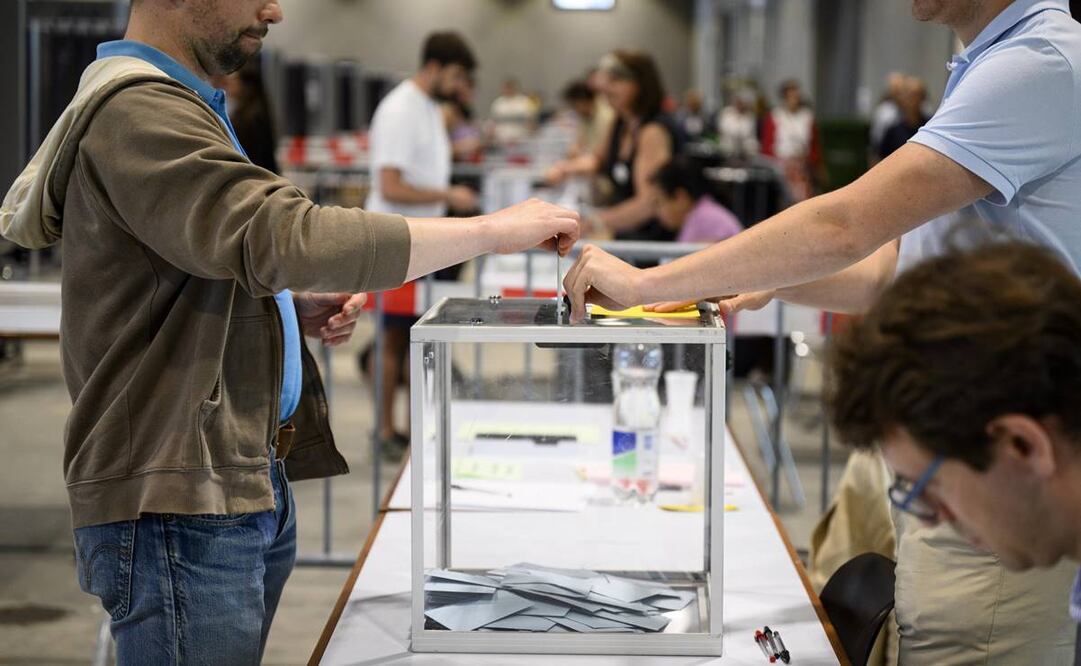 Franceses emitieron sus votos durante la primera vuelta de las elecciones parlamentarias francesas. Foto: EFE