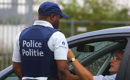 Hombre ataca con cuchillo a dos policías en Bruselas 