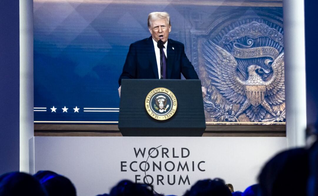 El presidente estadounidense Donald J. Trump aparece en una pantalla mientras se dirige a través de una conexión remota a una sesión plenaria en el Salón del Congreso durante la 55ª reunión anual del Foro Económico Mundial (FEM) en Davos, Suiza, el 23 de enero de 2025. El Foro Económico Mundial El encuentro anual reúne en Davos a empresarios, científicos, líderes empresariales y políticos y se desarrolla del 20 al 24 de enero. Foto: EFE
