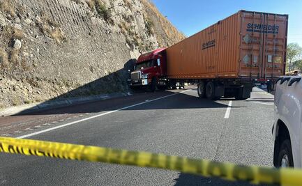 Tráiler choca en la Chamapa-La Venta; el conductor falleció tras un presunto asalto