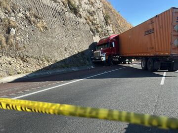 Tráiler choca en la Chamapa-La Venta; el conductor falleció tras un presunto asalto