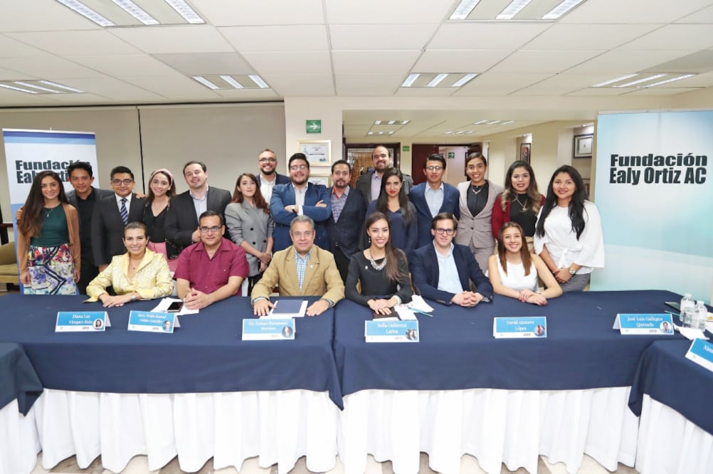 Jóvenes ganadores del Concurso Nacional de Oratoria de EL UNIVERSAL, acompañados del director de la Fundación Ealy Ortiz A. C., Enrique Bustamante Martínez (al frente, tercero de izq. a der.), analizaron el segundo debate. (BERENICE FREGOSO. EL UNIVERSAL)