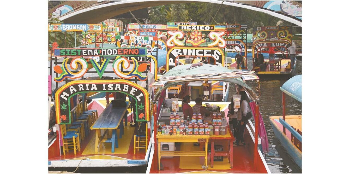 Comerciantes de Xochimilco tienen permiso para vender bebidas alcohólicas, pero ayer se quejaron por los escasos visitantes. Foto/CARLOS MEJÍA. EL UNIVERSAL