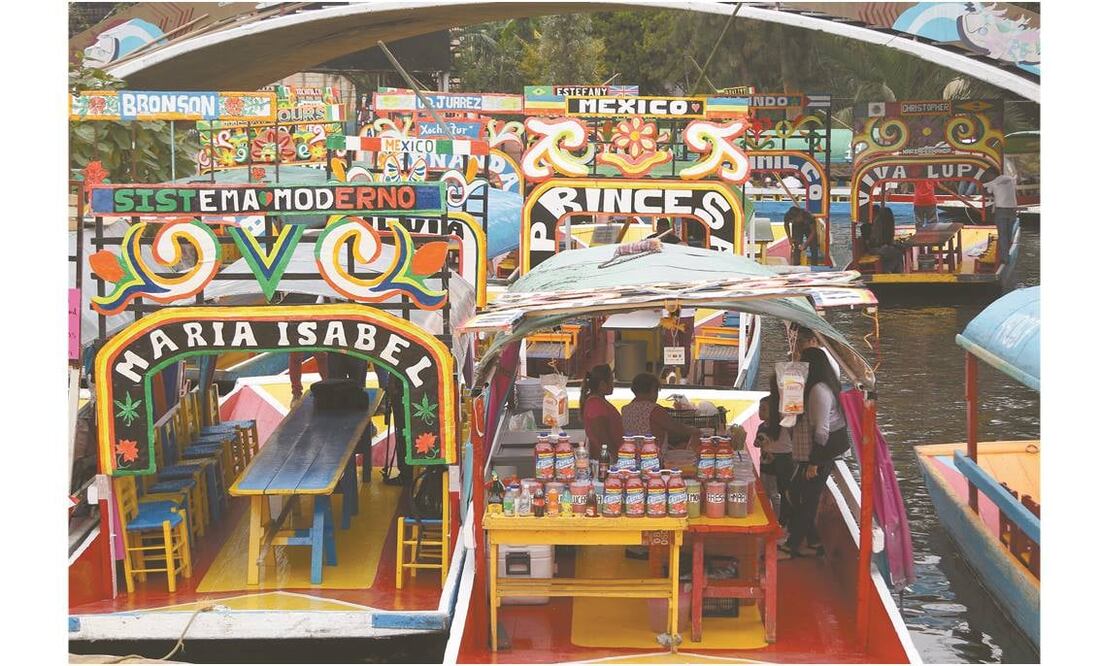 Comerciantes de Xochimilco tienen permiso para vender bebidas alcohólicas, pero ayer se quejaron por los escasos visitantes. Foto/CARLOS MEJÍA. EL UNIVERSAL