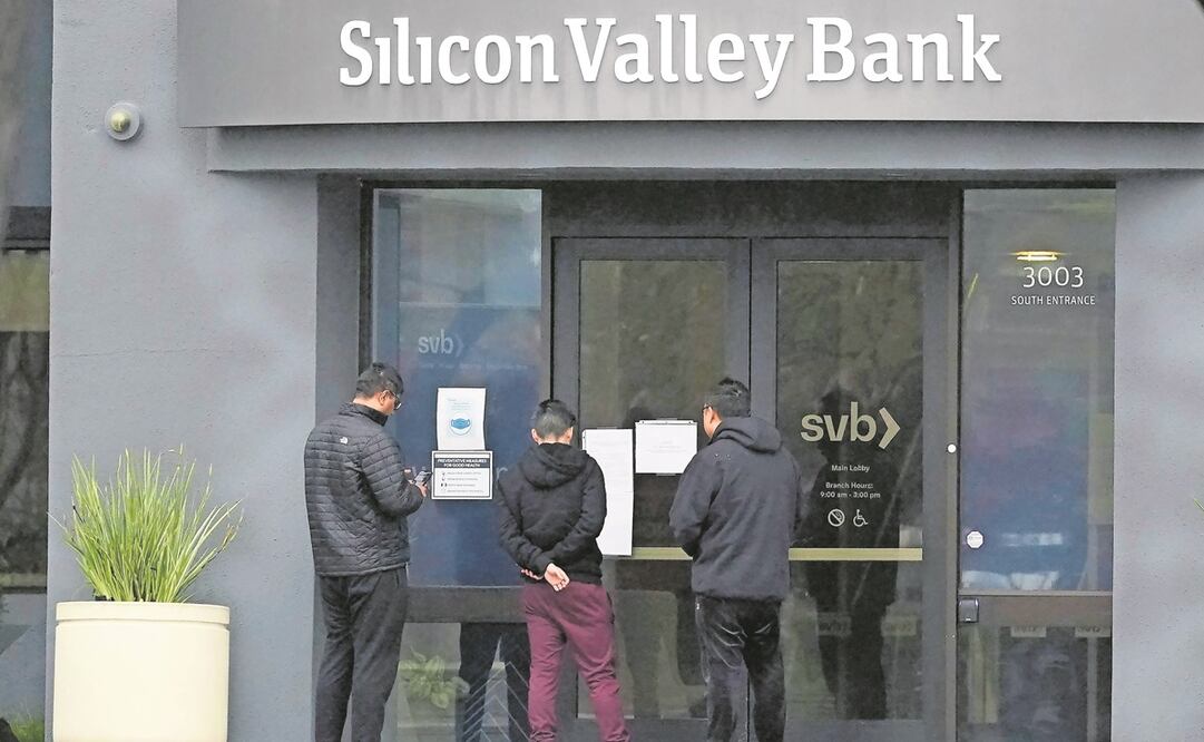 La corrida bancaria en Silicon Valley Bank (SVB) ha sido la más rápida en la historia, debido a que los clientes retiraron 42 mil millones de dólares en apenas 10 horas, lo que equivale a 1.1 millones cada segundo. Foto: Jeff Chiu / AP