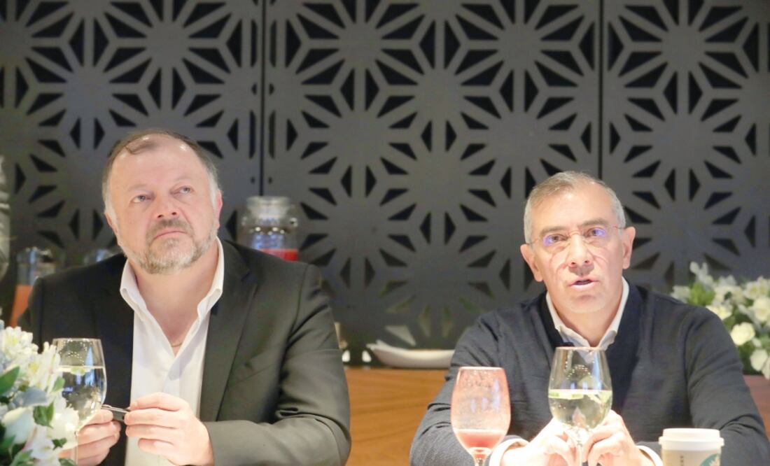 Renzo Casillo y Rafael Contreras, directores General y de Administración y Finanzas de Alsea, respectivamente, al anunciar los planes del operador de restaurantes. (LUIS CORTÉS. EL UNIVERSAL)