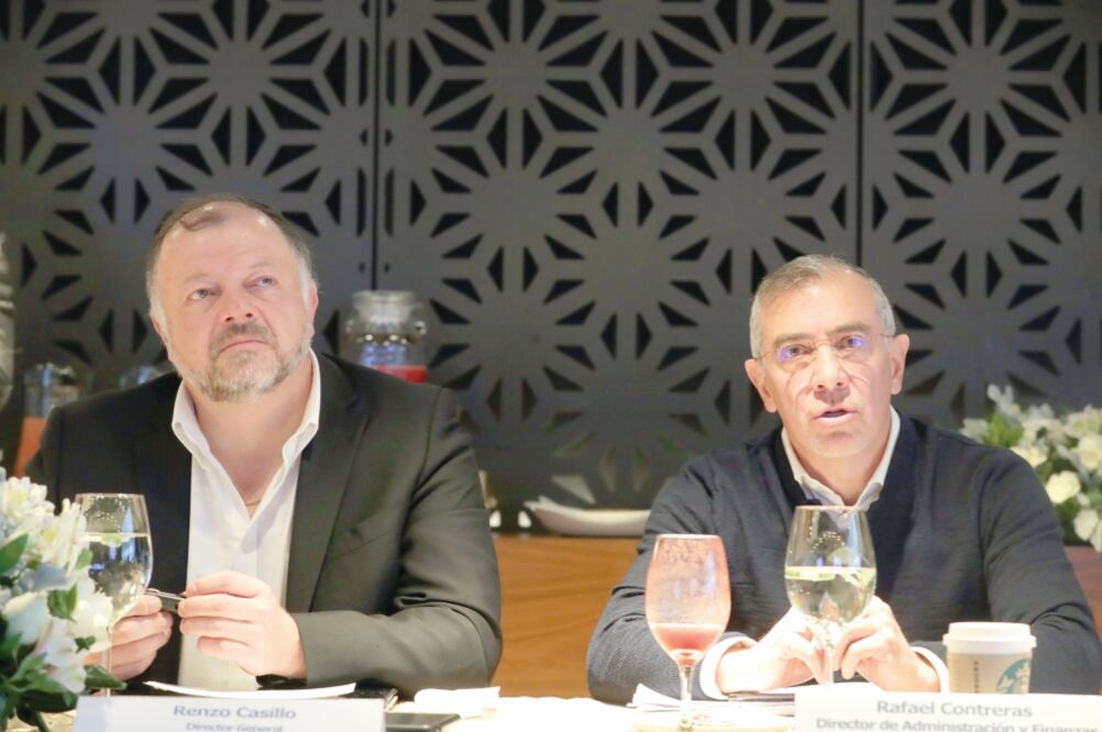 Renzo Casillo y Rafael Contreras, directores General y de Administración y Finanzas de Alsea, respectivamente, al anunciar los planes del operador de restaurantes. (LUIS CORTÉS. EL UNIVERSAL)