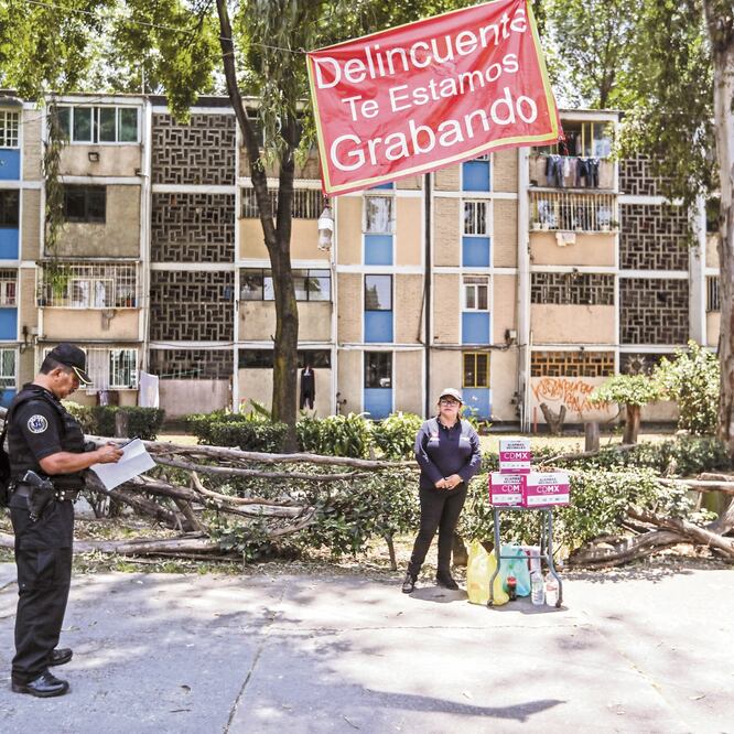Refuerzo. En la Unidad Cuitláhuac, en la alcaldía Azcapotzalco, se entregaron recientemente varias alarmas vecinales a los habitantes. GERMÁN ESPINOSA. EL UNIVERSAL