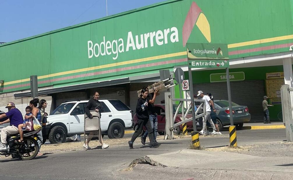 Personas buscan refugiarse en sus viviendas tras hechos de violencia en Guanajuato (22/02/2026). Foto: Especial