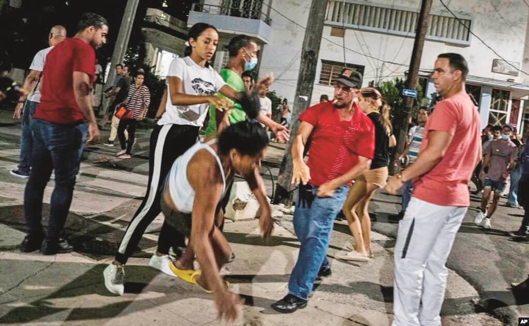Una cubana cae al suelo tras ser agredida en octubre de 2022 en La Habana por un policía vestido de civil, en la represión a una protesta.
