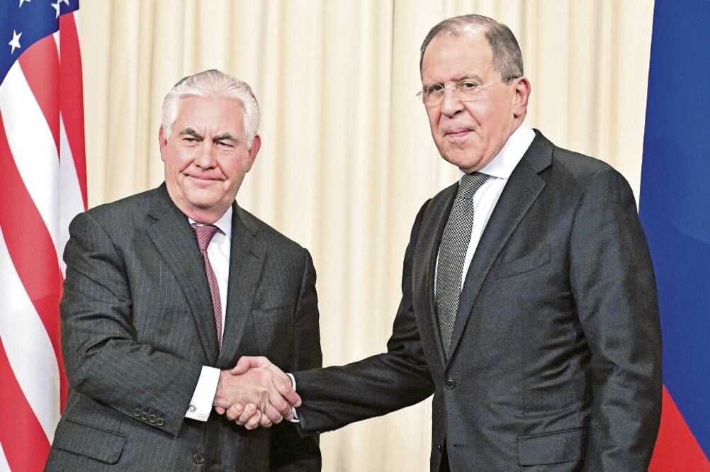 El canciller ruso Serguei Lavrov (der.) saluda a su par estadounidense, Rex Tillerson, durante la reunión de ayer en Moscú (ALEXANDER NEMENOV. AFP)