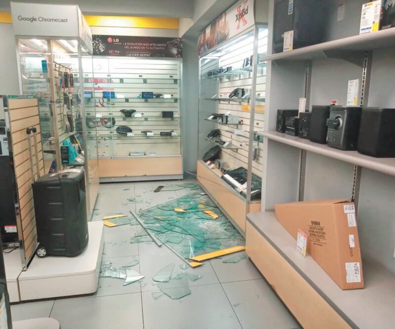 A martillazos jóvenes asaltan tienda Coppel en Ecatepec. Foto: Especial