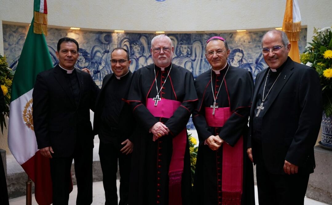 Monseñor Paul Richard Gallagher (centro), secretario de Relaciones Exteriores del Vaticano hace un llamado a la paz en México (26/07/2025). Foto: Especial