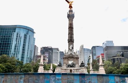 Ángel de la Independencia amanece amurallado tras marcha por los 8 años del caso Ayotzinapa 