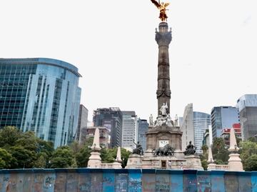 Ángel de la Independencia amanece amurallado tras marcha por los 8 años del caso Ayotzinapa