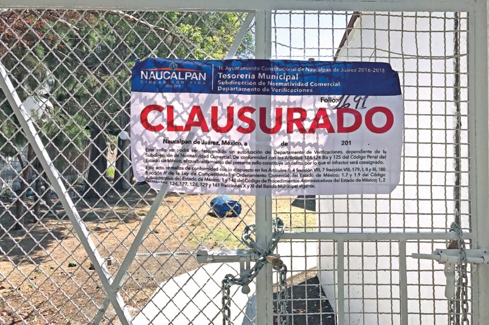 Autoridades de Naucalpan interrumpieron una boda que se celebraba al interior del centro para proceder a la clausura.