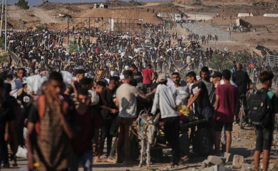 Palestinos cargan con paquetes de ayuda humanitaria cerca de un centro de distribución de la Fundación Humanitaria de Gaza, en Jan Yunis, en el sur de la Franja de Gaza, el 26 de junio de 2025. Foto: AP