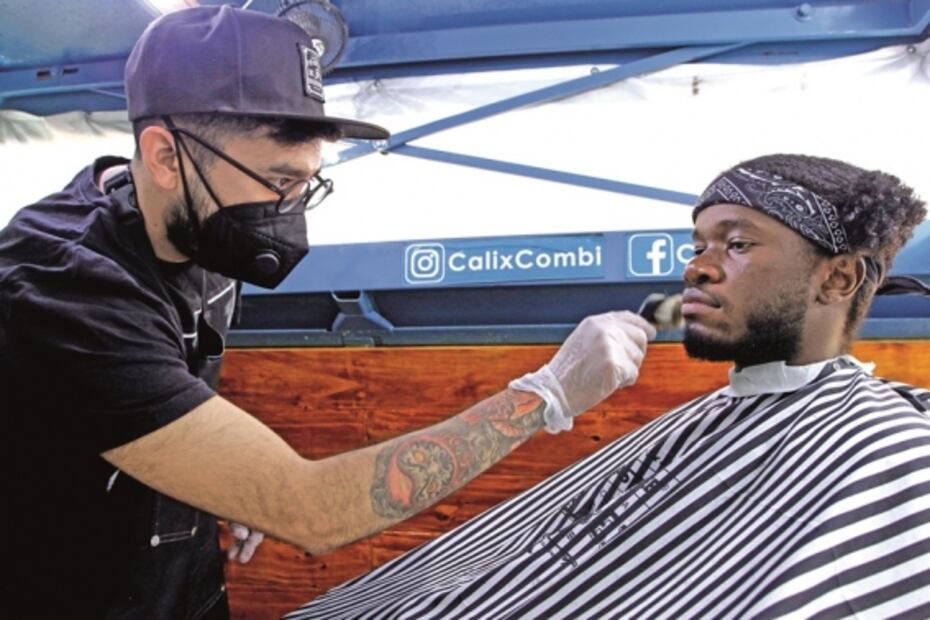 Pandemia lo impulsa a crear barbería sobre ruedas