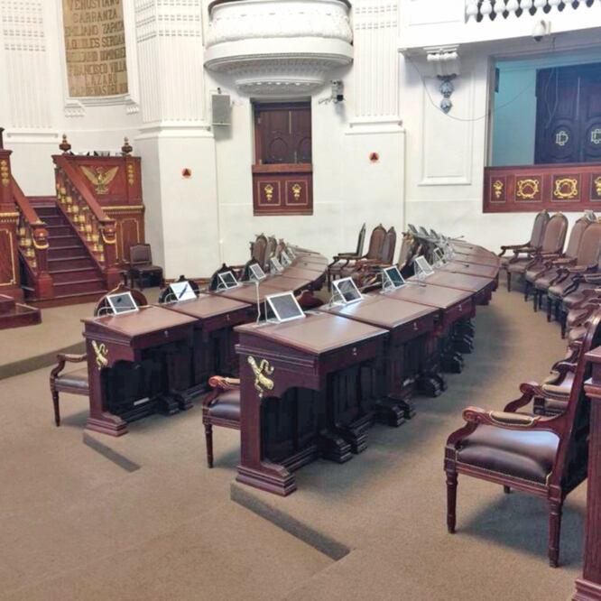 Los 66 diputados estrenan tableta electrónica, con un valor comercial no menor a 7 mil pesos; la usarán para las votaciones y pase de lista. (DIANA VILLAVICENCIO. EL UNIVERSAL)