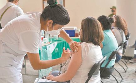 Burócratas que recibieron dosis antiCovid regresan a oficinas