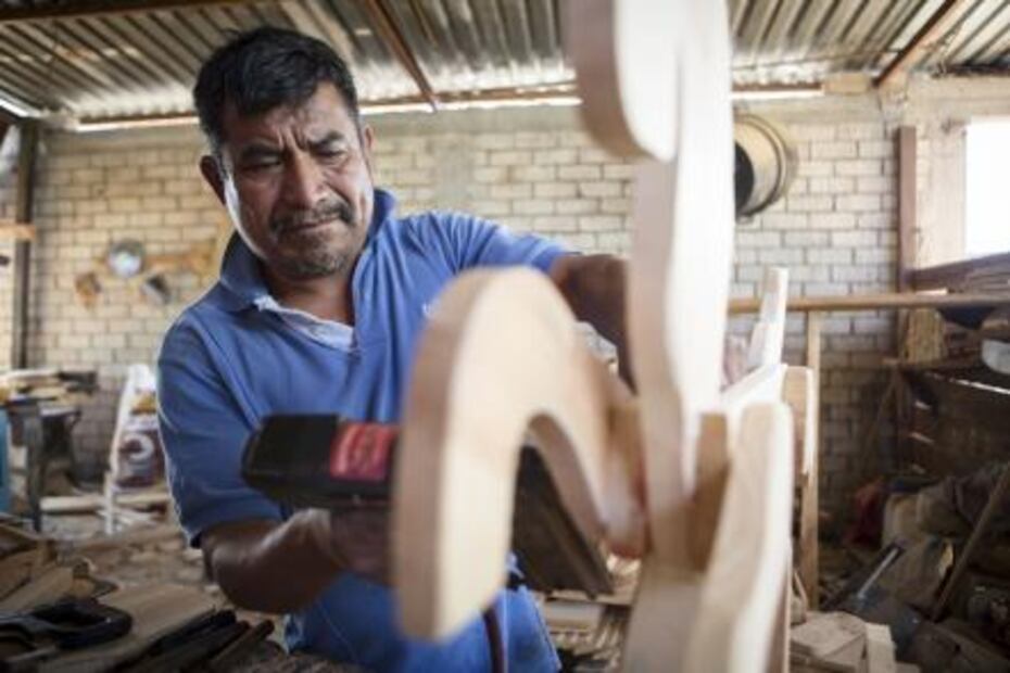 Nostalgia oaxaqueña: juguetes de madera, tradición que resiste a pie de carretera