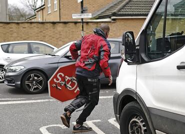VIDEO: ¡Se la voló! Hombre roba obra de Banksy a plena luz del día en Londres