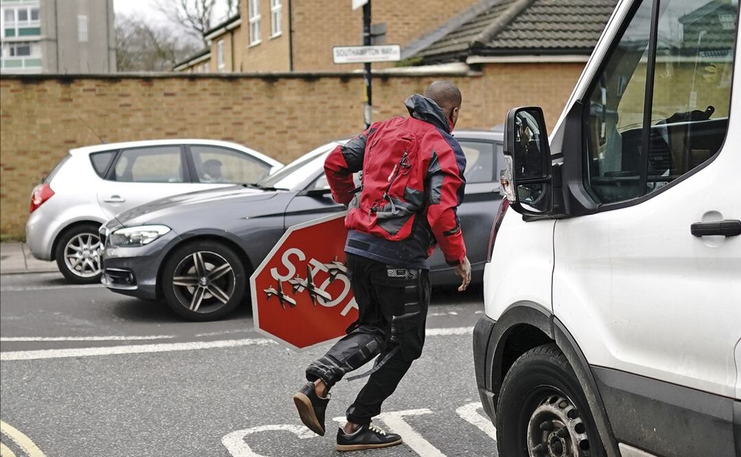 El artista Banksy instaló su obra más reciente en una esquina en Londres, pero esta permaneció apenas una hora pues fue removida por un hombre. Foto: AP
