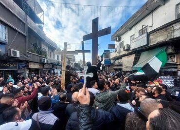 "Exigimos los derechos de los cristianos": Quema de un árbol de Navidad desata protestas en Siria